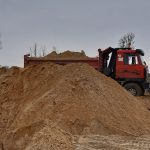Piaskownia oferuje piasek kopany, pospółkę piaskowo- żwirową z dowozem do klienta